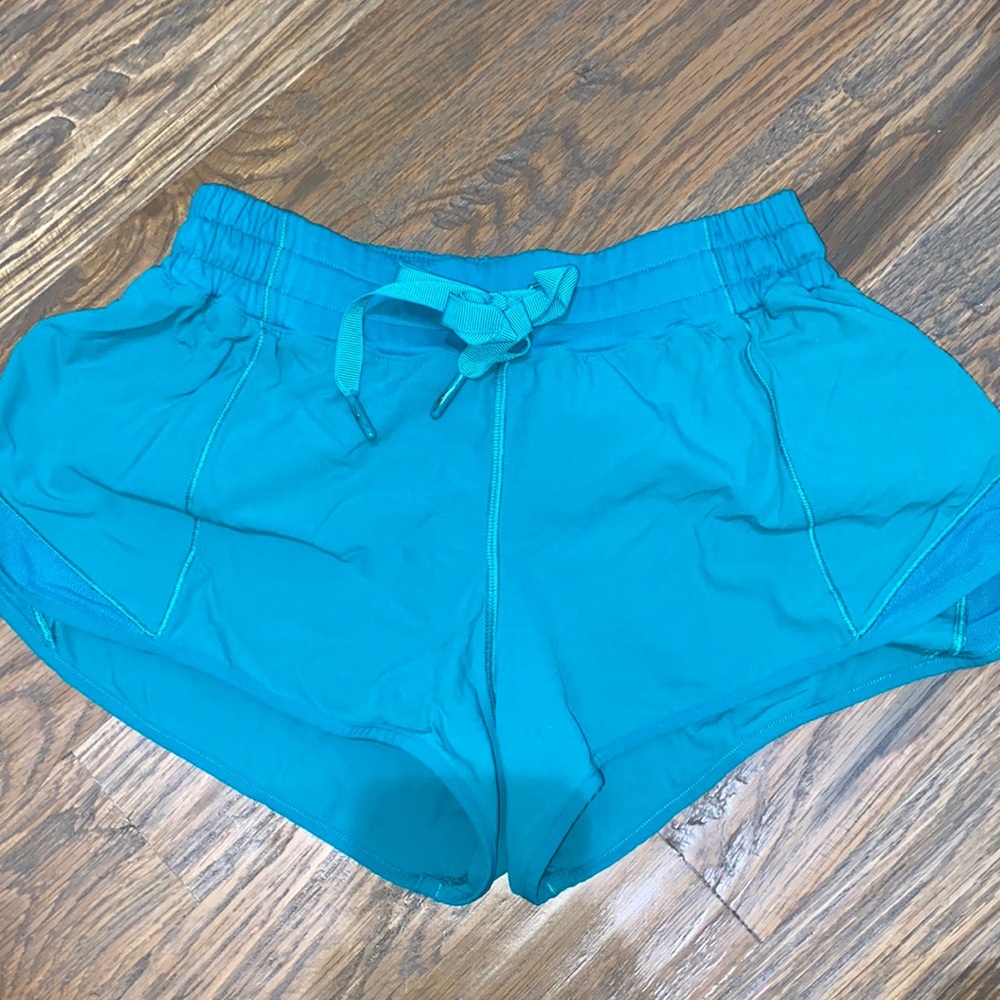 LULULEMON SIZE 6 LAGOON TEAL HOTTY HOT, 2.5” INSEAM